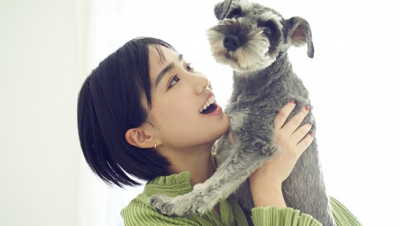 キュートな画伯と愛犬アレンの‟朝のモゾモゾ”に密着。｜Pen Online