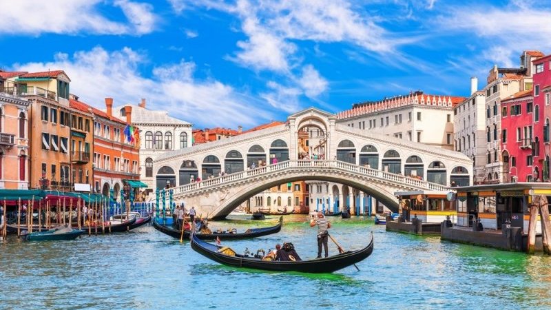 Tourist Capsizes Gondola in Venice Canal While Taking Selfies