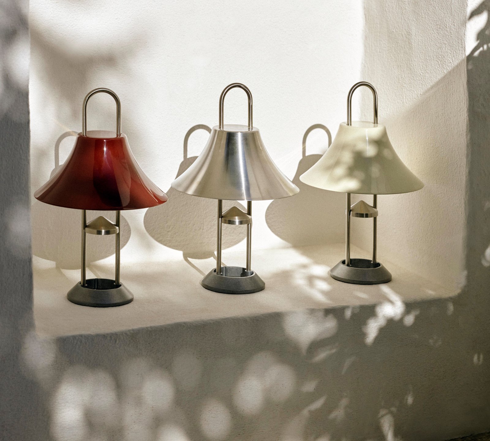 04_Mousqueton Lamp iron red_brushed stainless steel_oyster white.jpg