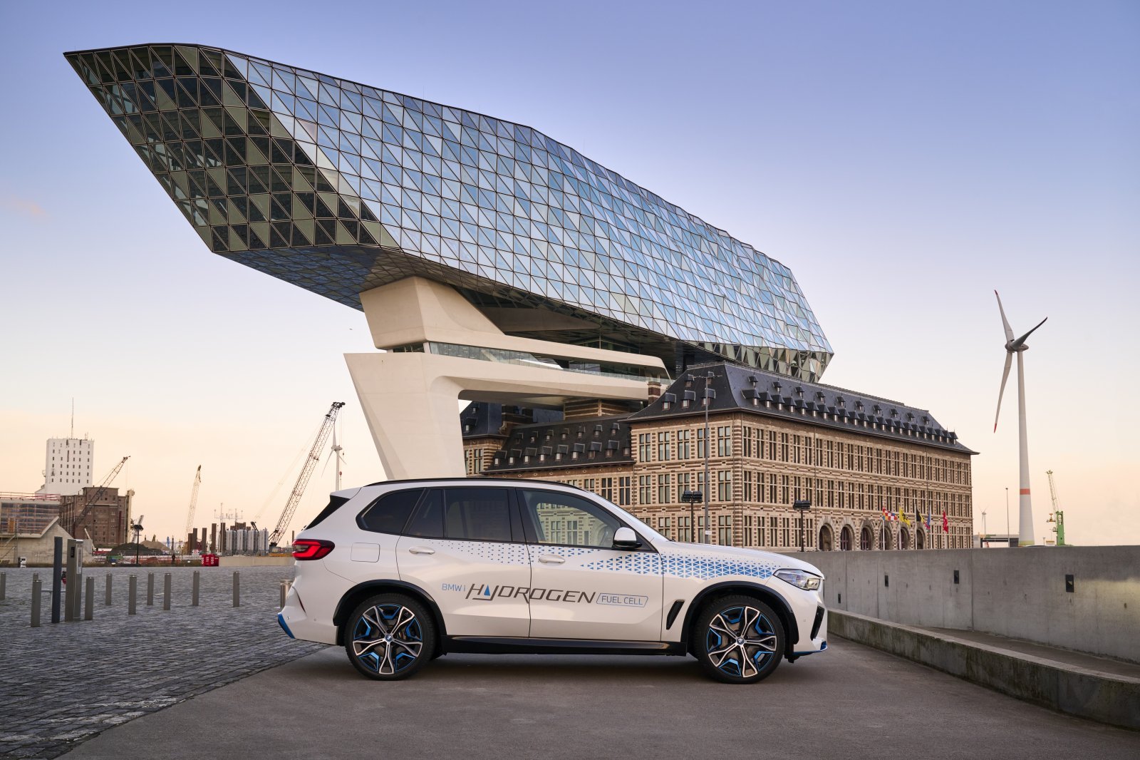 080_OnLocation_BMW_iX5_Hydrogen_Antwerpのコピー.jpg