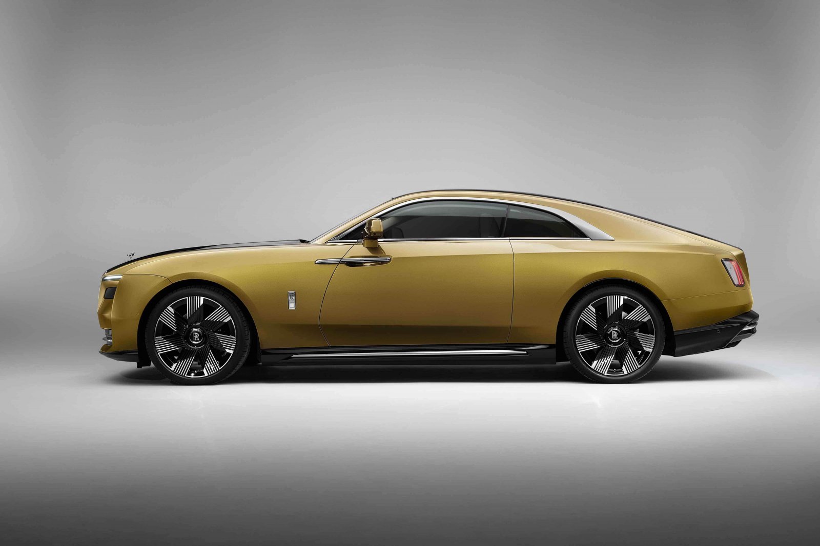 3_SPECTRE UNVEILED – THE FIRST FULLY-ELECTRIC ROLLS-ROYCE_PROFILE-minのコピー.jpg