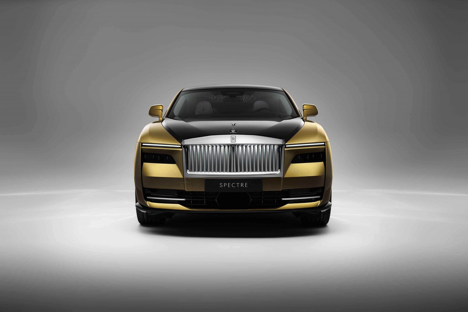 2_SPECTRE UNVEILED – THE FIRST FULLY-ELECTRIC ROLLS-ROYCE_FRONT-minのコピー.jpg