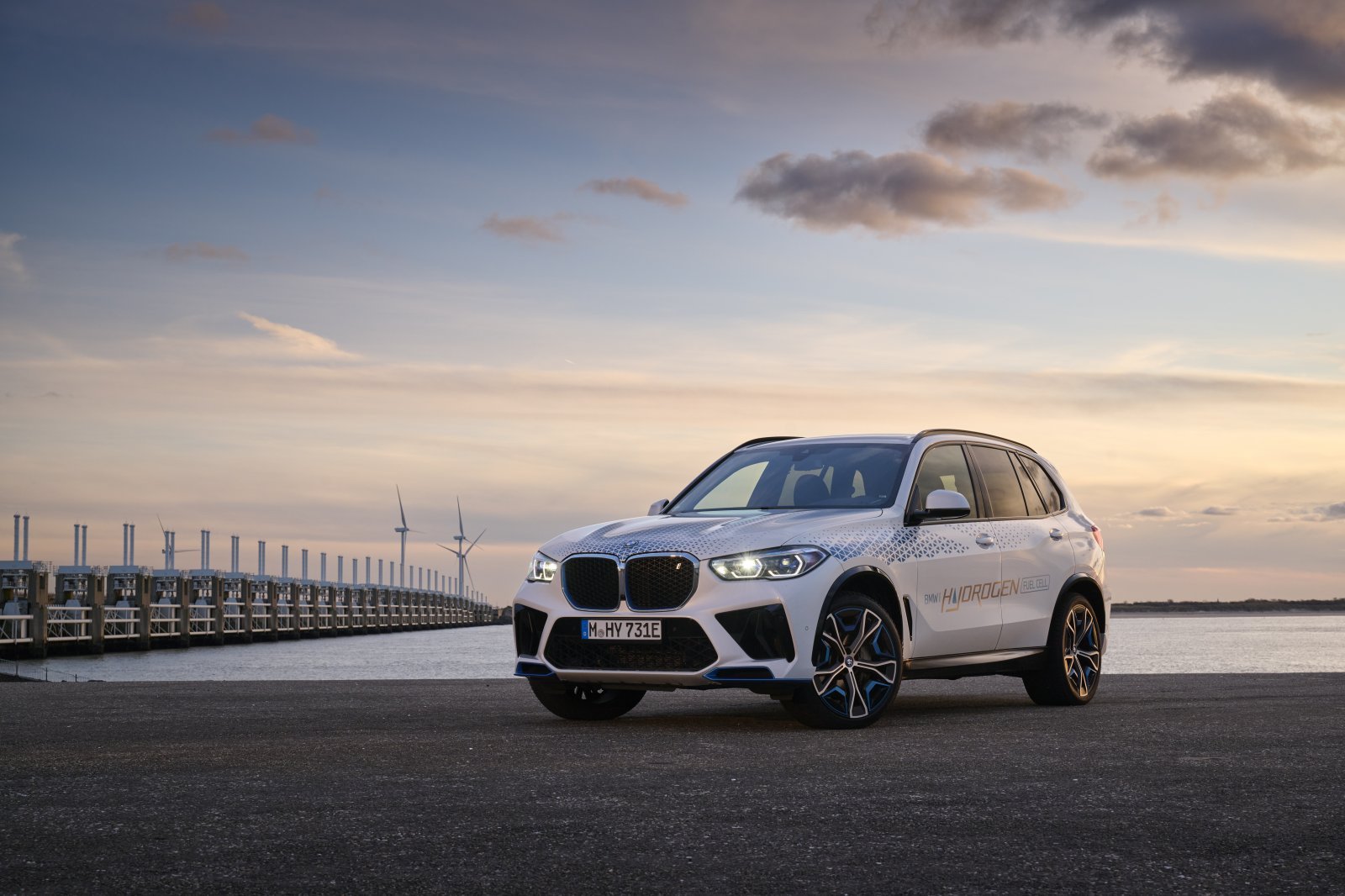 064_OnLocation_BMW_iX5_Hydrogen_Antwerpのコピー.jpg