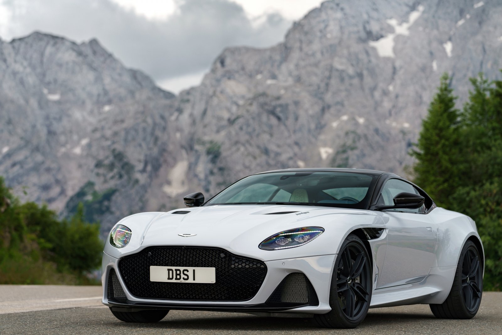 AM_DBS_Superleggera__White_Stone_28249.jpg