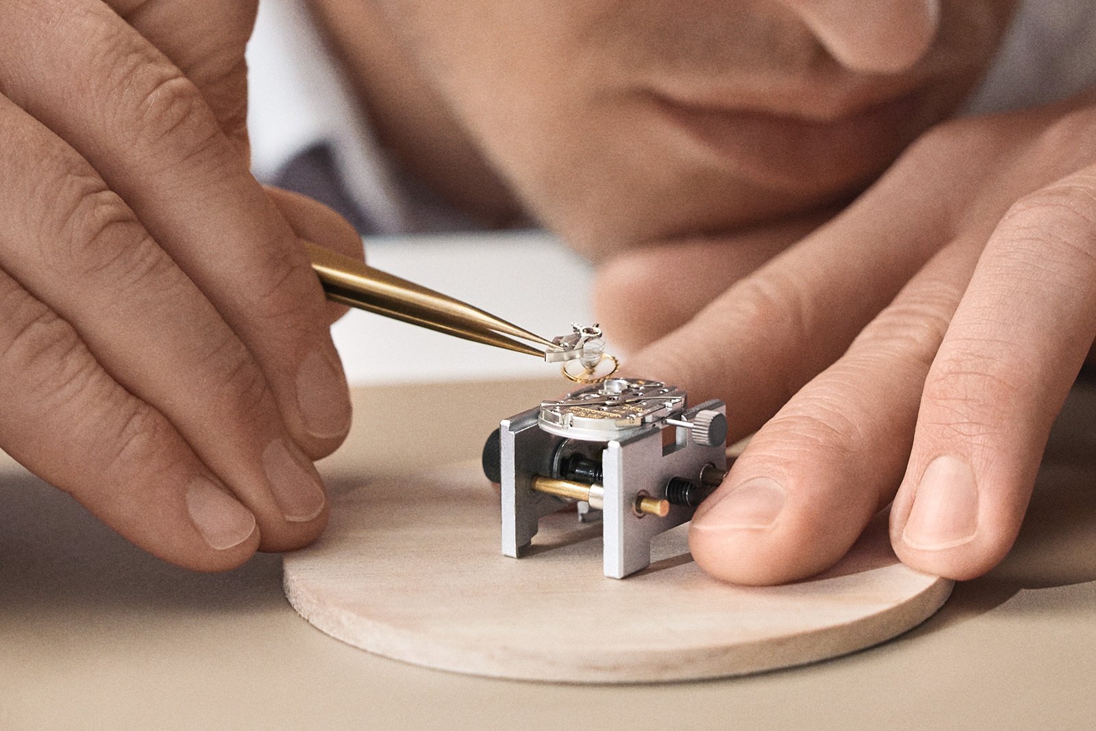 JLC05_2022_AA-MASTERCLASS_WATCHMAKING_WATCHBALANCE_Format16.9_B_300dpi.jpg