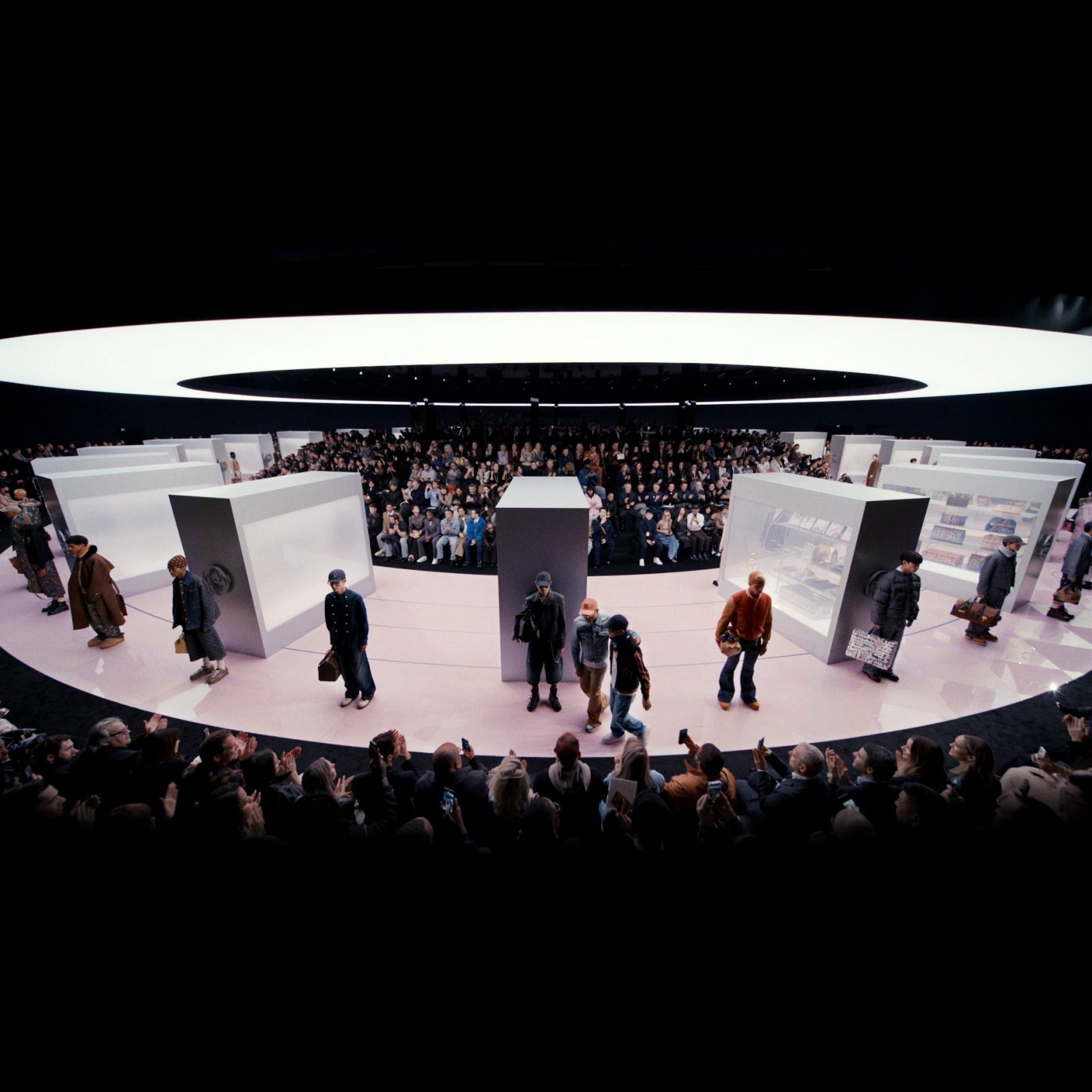 LOUIS VUITTON MENrsquo;S FALL-WINTER 2025 SHOW FINALE 1.jpg