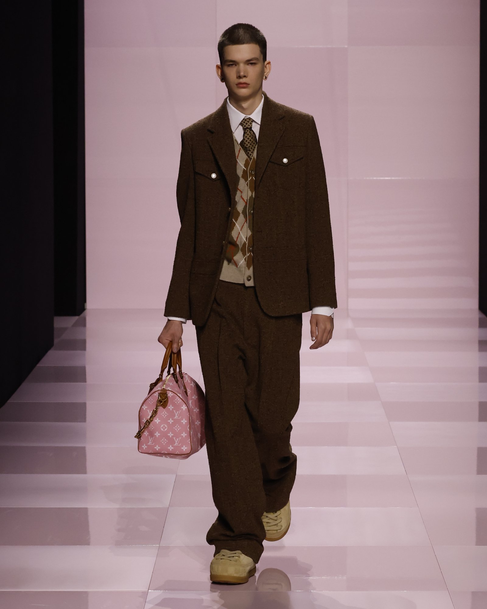 LOUIS VUITTON MENrsquo;S FALL-WINTER 2025 SHOW LOOK 1.jpg