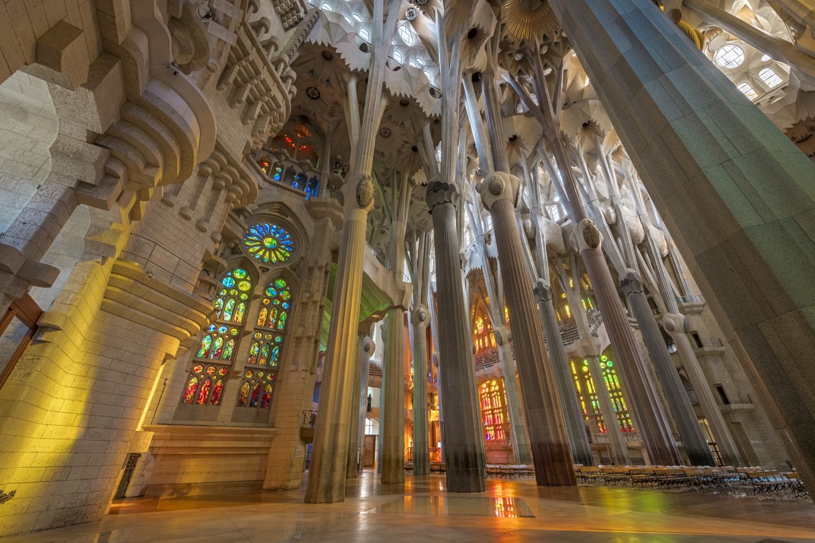 1_サグラダ・ファミリア聖堂の内観_ ©Fundació Junta Constructora del Temple Expiatori de la Sagrada Família.jpg