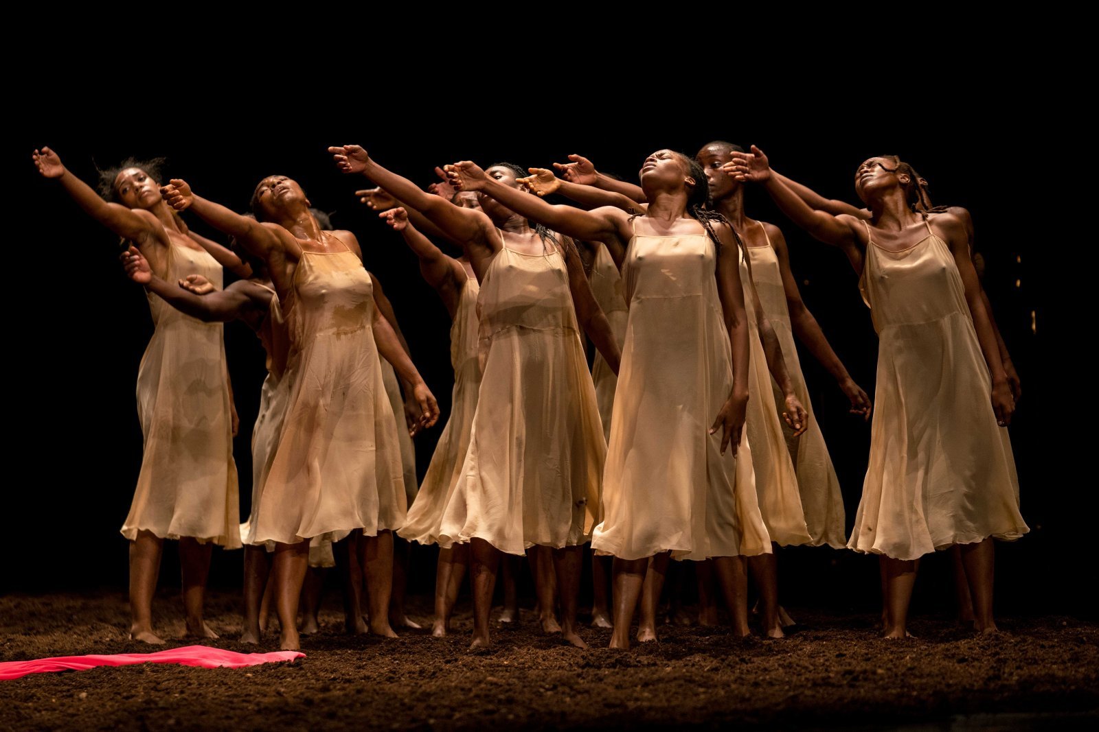 ピナ・バウシュ「春の祭典」_舞台写真4_Photo-by-Maarten-Vanden-Abeele-©Pina-Bausch-Foundation_low.jpg