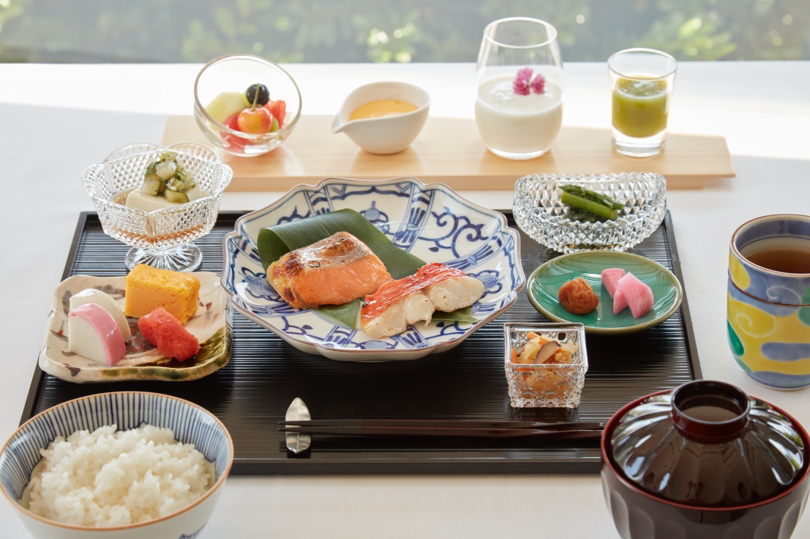 和食）魚2種、温泉卵、漬物2種、野菜煮付け、佃煮、冷奴、ご飯（越宝玉）、季節のお味噌汁、自家製キタノヨーグルト、季節のスムージー、フレッシュりんごのコンポーテ、フルーツサラダ.jpg