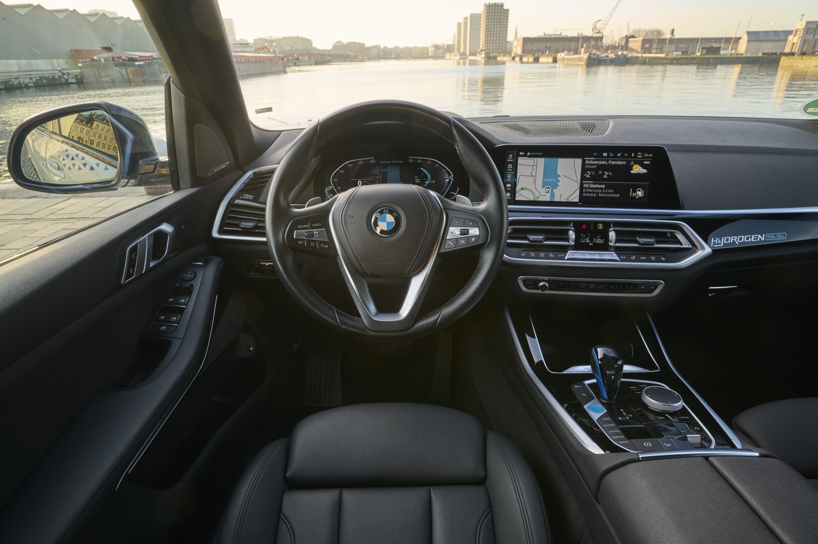 105_OnLocation_BMW_iX5_Hydrogen_Antwerpのコピー.jpg